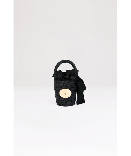 Iconic bucket bag in raffia s'inspire de l'anatomie humaine