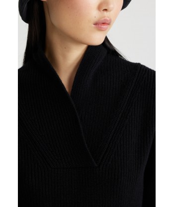 Wrap collar jumper in sustainable wool and cashmere suggérées chez