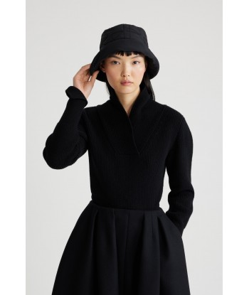 Wrap collar jumper in sustainable wool and cashmere suggérées chez