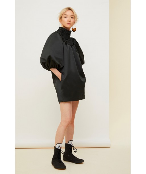 Robe courte en satin à col smocké En savoir plus