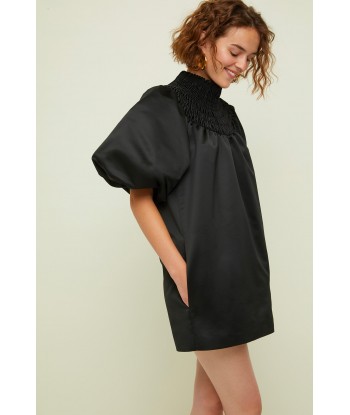 Robe courte en satin à col smocké En savoir plus